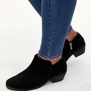 TORRID BLACK FAUX SUEDE ANKLE BOOT 9.5WW